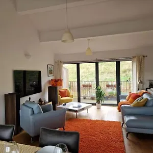  Holiday home Spacious Hilltop Above